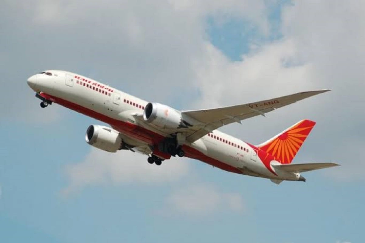 Air India: पायलट ने महिला मित्र को प्लेन में दिया स्पेशल ट्रीटमेंट, कॉकपिट में घुमाने के साथ बिजनेस क्लास का खाना खिलवाया, अब होगी कार्रवाई