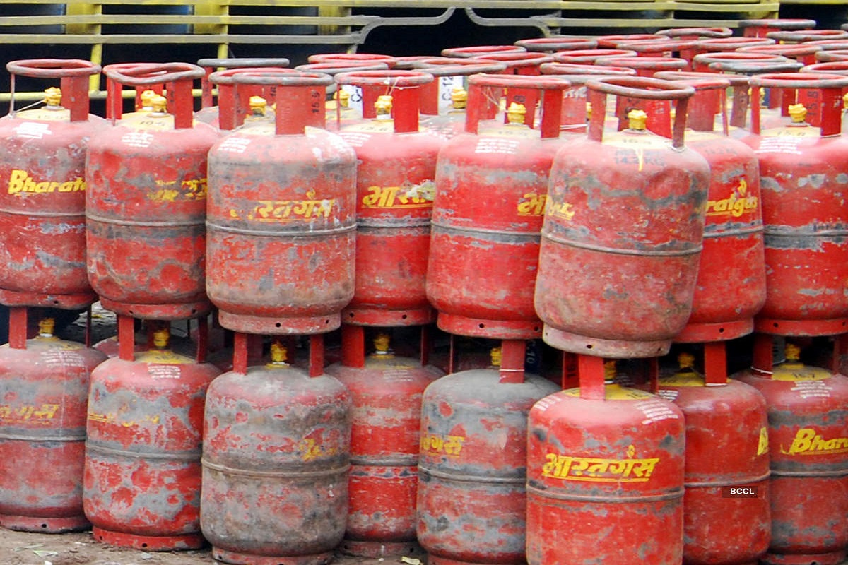 LPG Gas Cylinder Price: खुशख़बरी LPG गैस के दाम में हुई बड़ी कटौती, कमर्शियल सिलेंडर हुआ 83.5 रुपये सस्ता , देखें नए रेट्स
