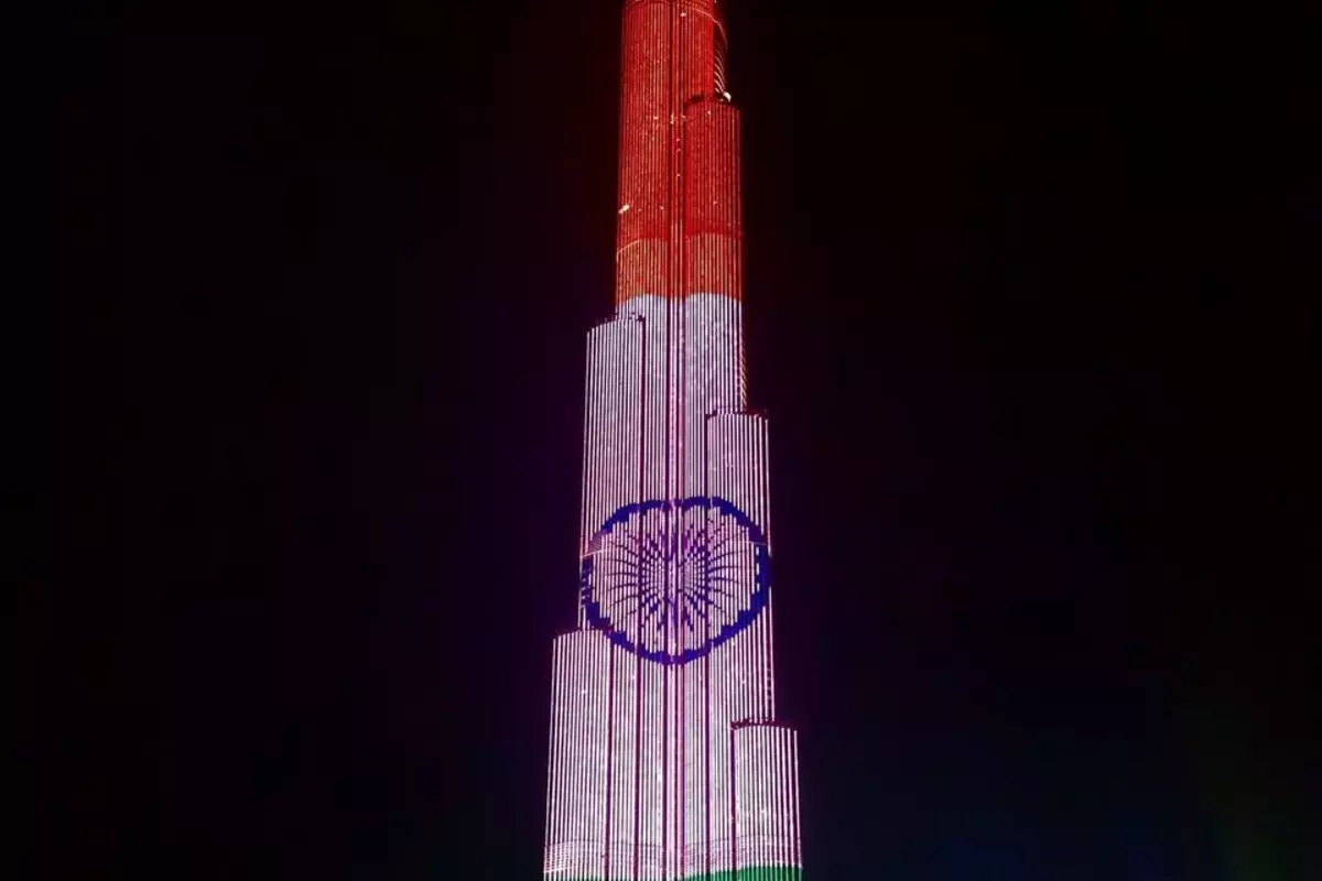 तिरंगे से जगमगा उठी दुनिया की सबसे ऊंची इमारत बुर्ज खलीफा, यूएई ने भारत को कहा- आजादी मुबारक!