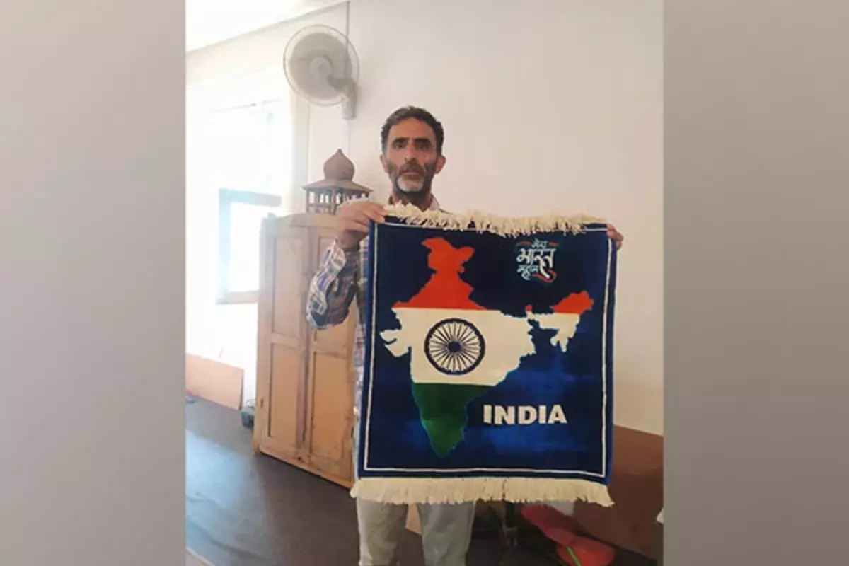कश्मीरी शिल्पकार का रेशमी कालीन भारत के मानचित्र का सम्मान करता है