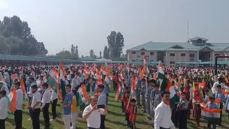 Jammu Kashmir: पुलवामा में ‘मेरी माटी मेरा देश’ तिरंगा रैली में हजारों लोगों ने लिया हिस्‍सा, लगाए ‘भारत माता’ के जय कारे
