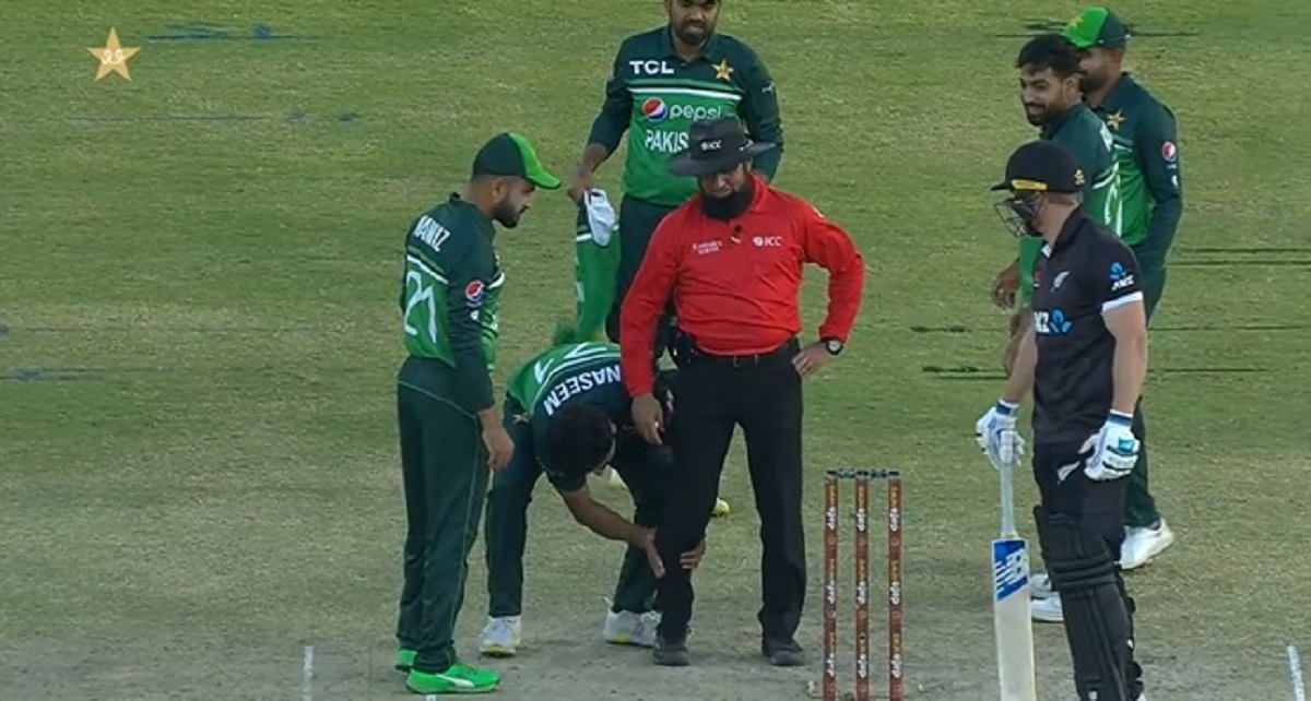 پاکستانی گیند باز نے نیوزی لینڈ کے خلاف ونڈے میں پکڑ لیا امپائر علیم ڈار کا پیر، ویڈیو ہو رہا ہے وائرل
