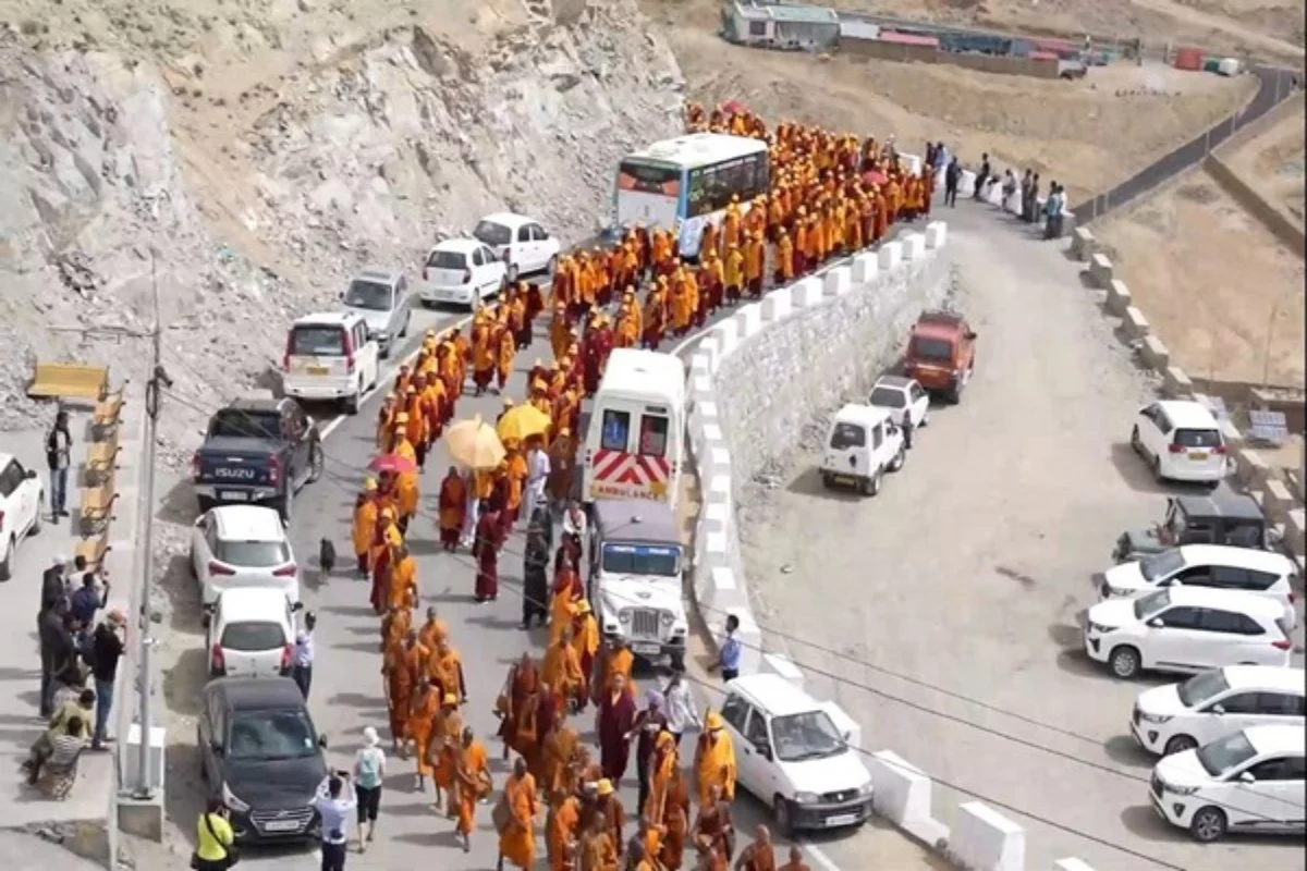 Buddhist monks take part in ‘Peace Walk’ in Ladakh: بدھ بھکشوں نے لداخ میں عالمی امن کیلئے ’امن مارچ‘ نکالا، پی ایم مودی کی جم کرتعریف کی