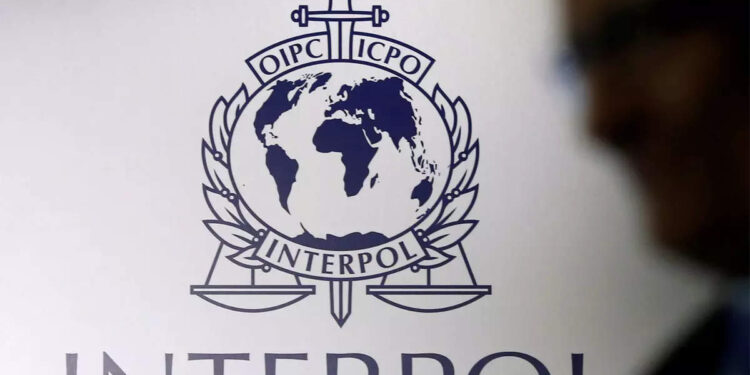 Interpol issues red corner: انٹرپول نے برطانیہ، متحدہ عرب امارات میں مقیم دو مفرور بدمعاشوں کے خلاف ریڈ کارنر نوٹس جاری کیا
