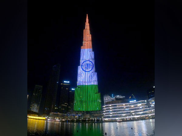 Burj Khalifa lights up in Indian tricolour: ہندوستان کے یوم آزادی پر برج خلیفہ ترنگے کے رنگ میں رنگ گیا