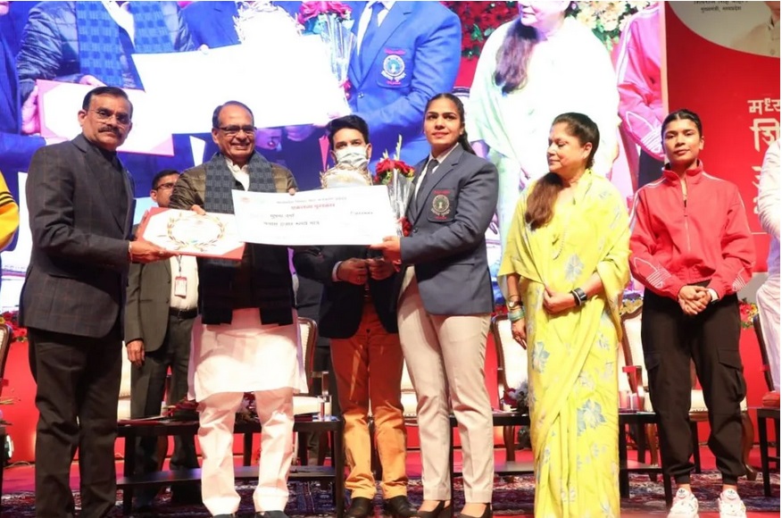 CM Shivraj Singh Chouhan honored the players