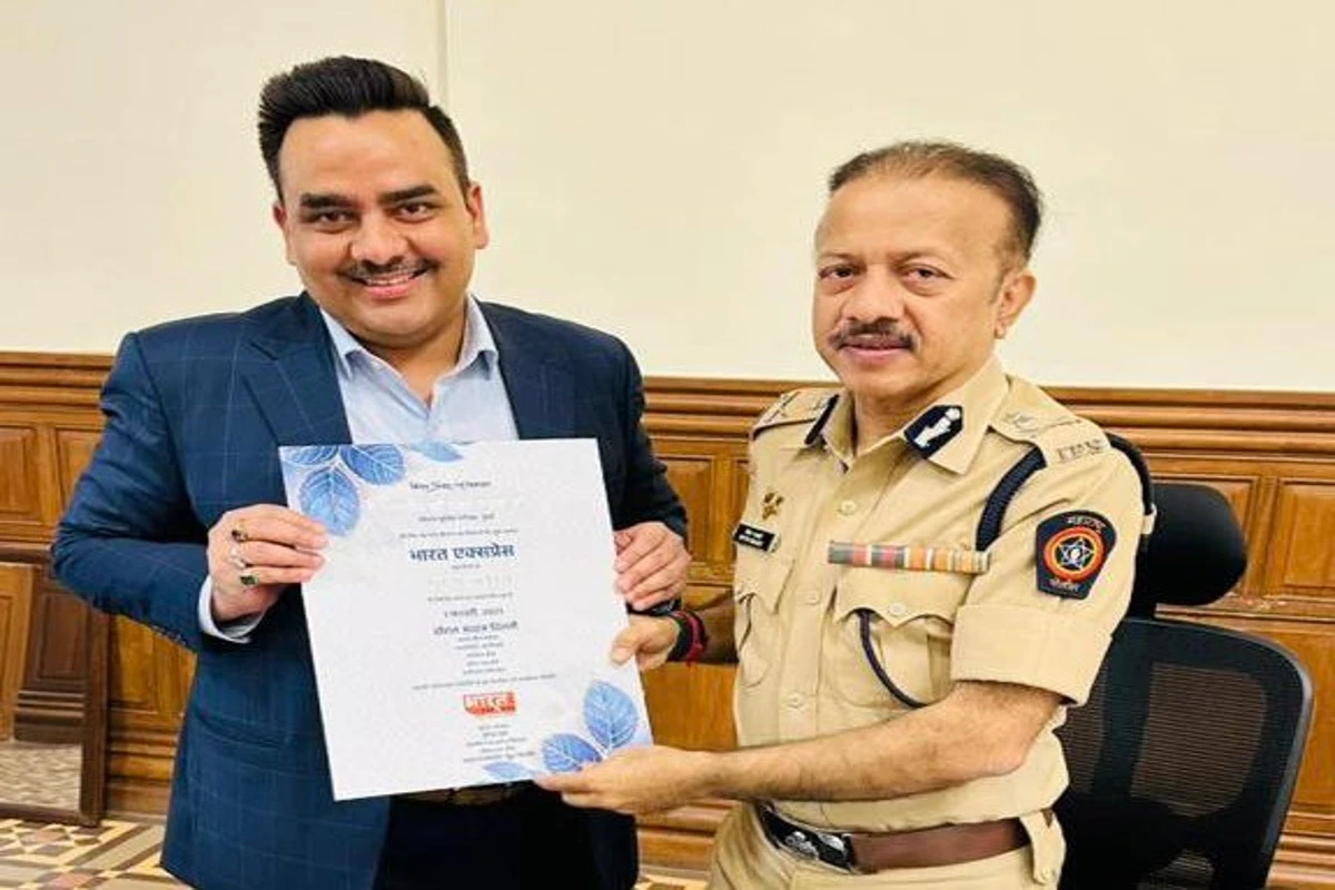Bharat Express Chairman Upendra Rai meets Mumbai’s first Special Commissioner of Police Deven Bharti, invites him to the channel’s launch