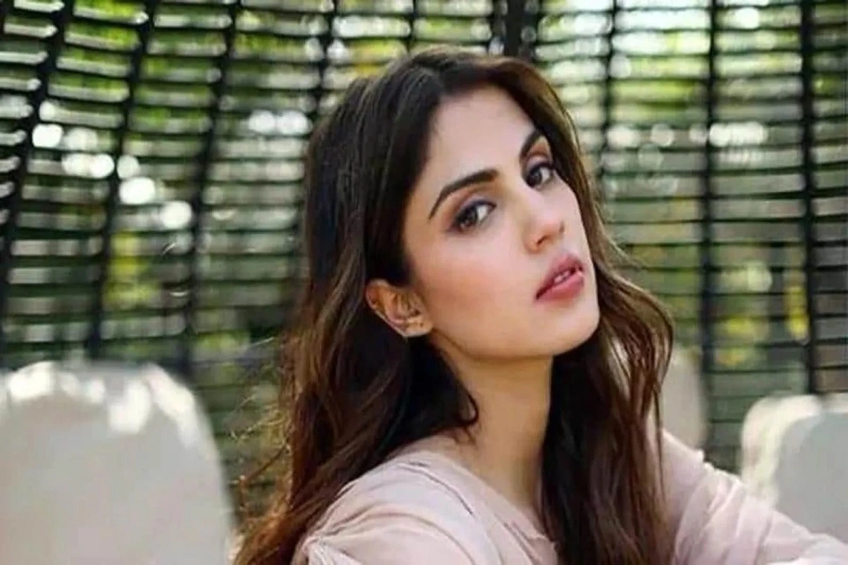 Rhea Chakraborty gets angry on paps: Netizens say “aur kitna girogi”