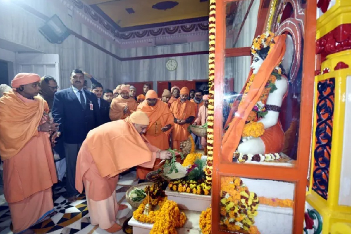 Chief Minister Yogi Offers ‘Khichadi’ At Gorakhnath Temple; Extend His Wishes To Devotees