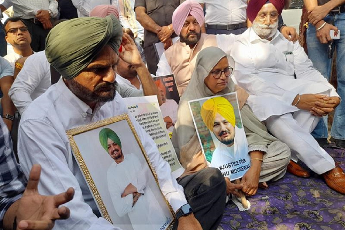 Sidhu Moosewala’s Parents Sit Outside Punjab Vidhan Sabha Complex to Seek Justice for Son