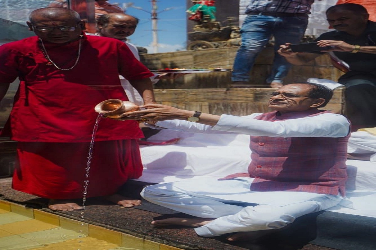 CM Shivraj Singh Chouhan Worshipped Maa Narmada in Amarkantak, Attended ‘Shri Vidyasagar Ji Daya’ Award Distribution