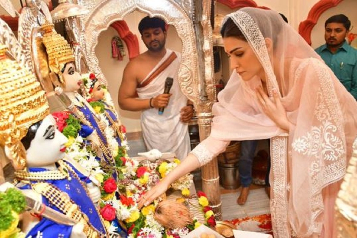 Kriti Sanon Visits Ram Mandir In Pune On The Occasion Of Sita Navmi, See Pics Here