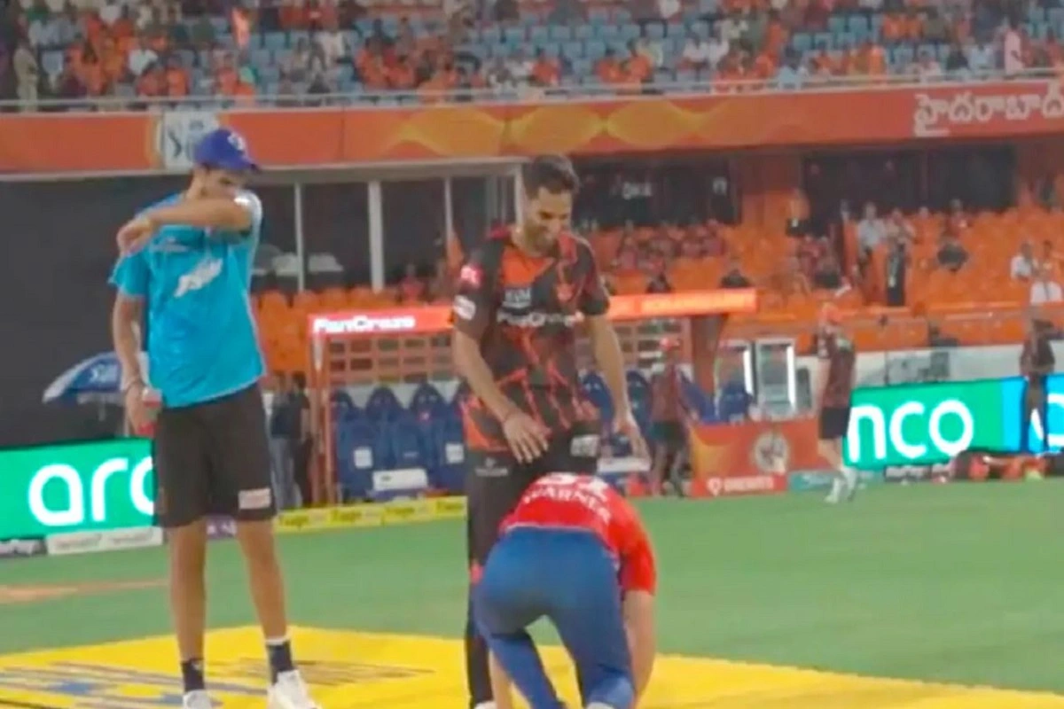 David Warner Touches Bhuvneshwar Kumar’s Feet As Delhi Defeats Hyderabad, Watch Here