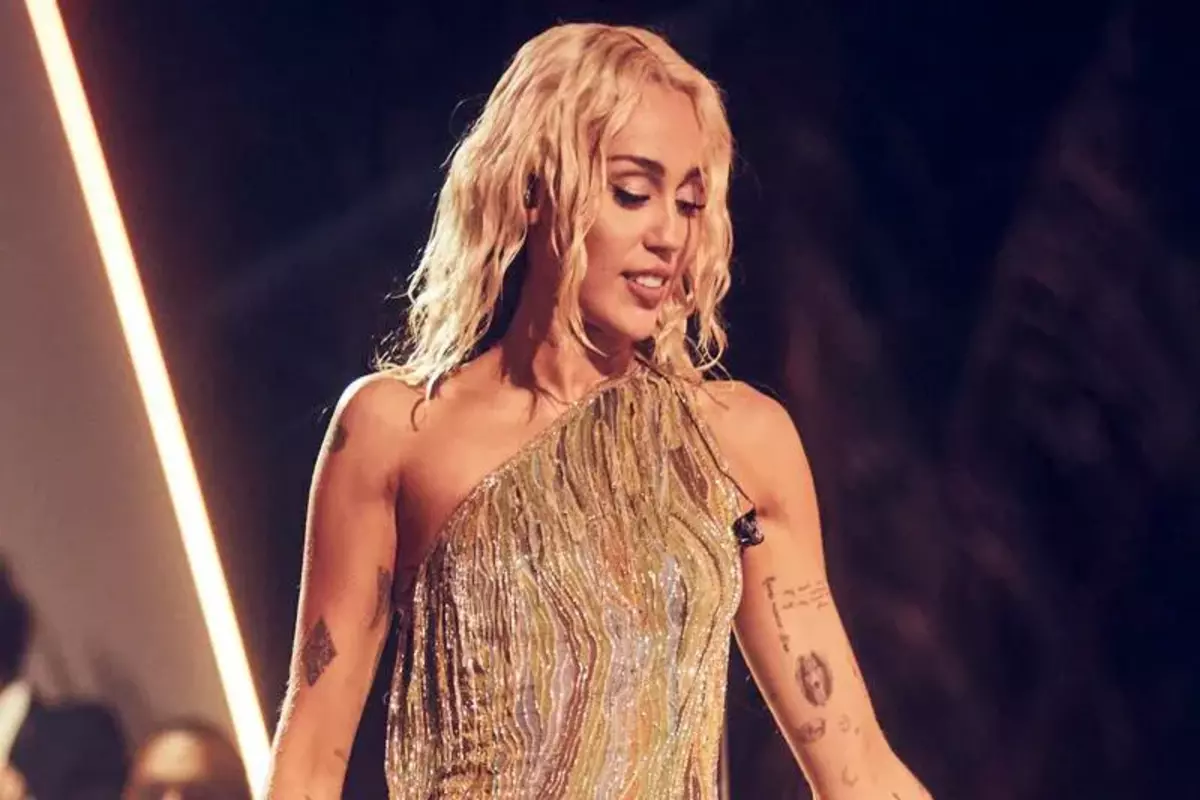 Miley Cyrus Unsure About Touring: Singing For Hundreds Of Thousands Of People Isn’t The Thing I Love