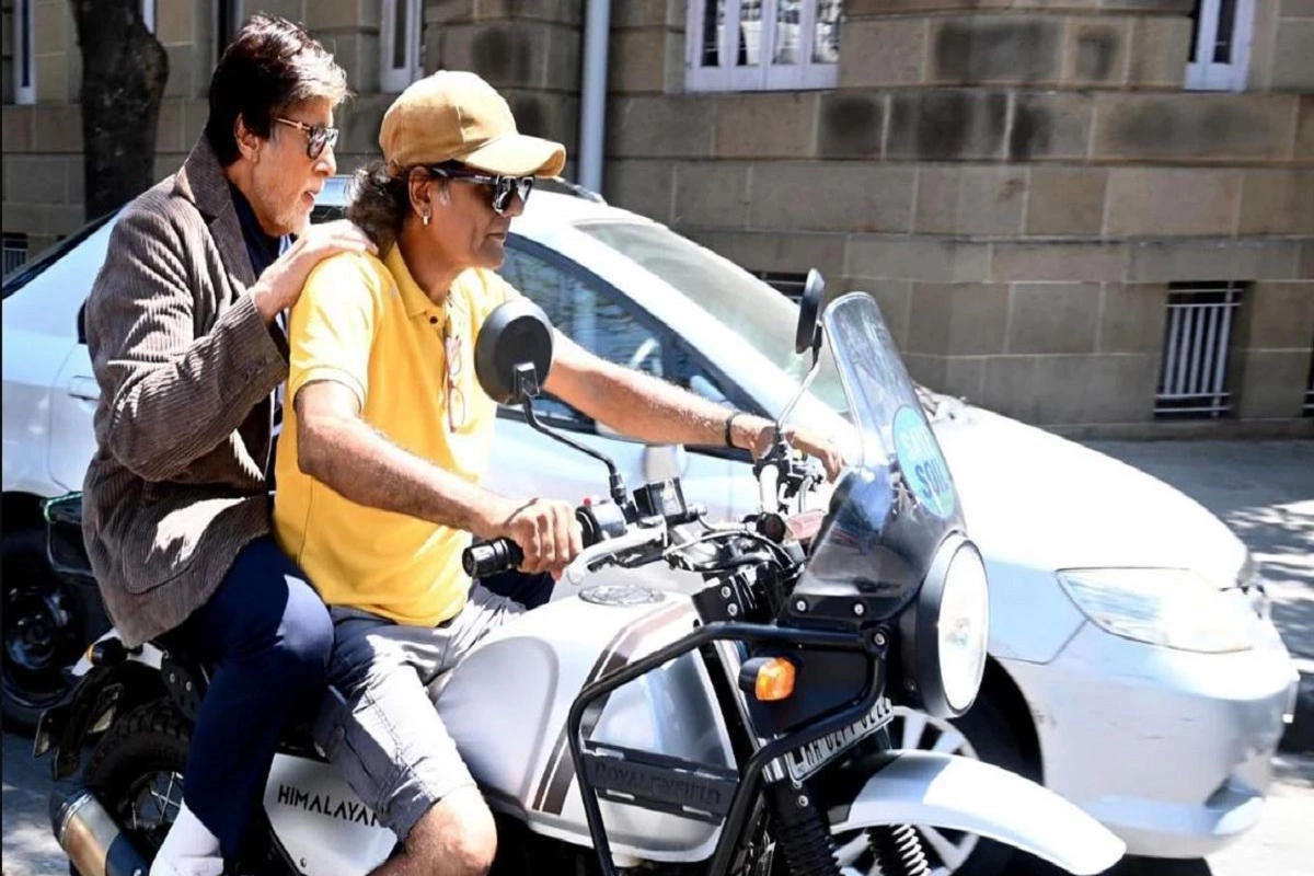 NO HELMET! Amitabh Bachchan Gets Ride To Work From Stranger On A Bike, Internet Reacts