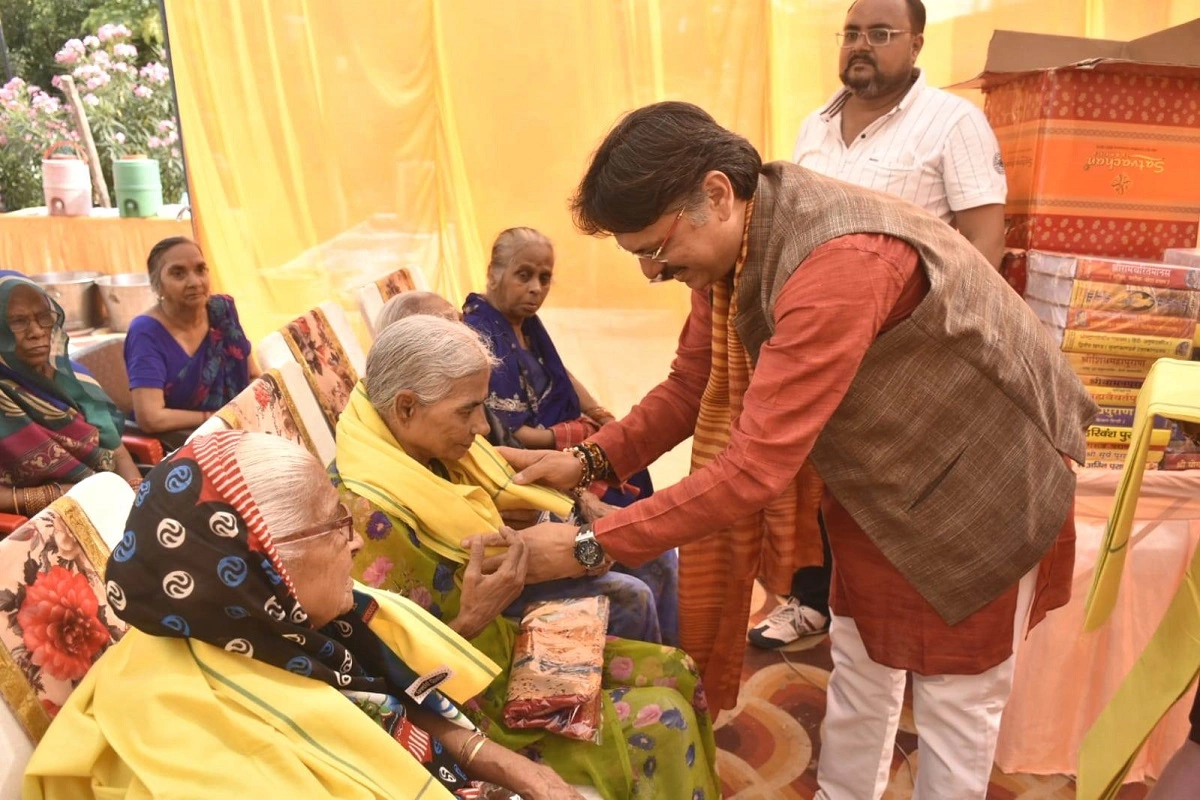 BJP MLA Rajeshwar Singh Visits Old Age Home On Mother’s Death Anniversary; Provides Humanitarian Help, Organizes ‘Free Health Dental Camp’