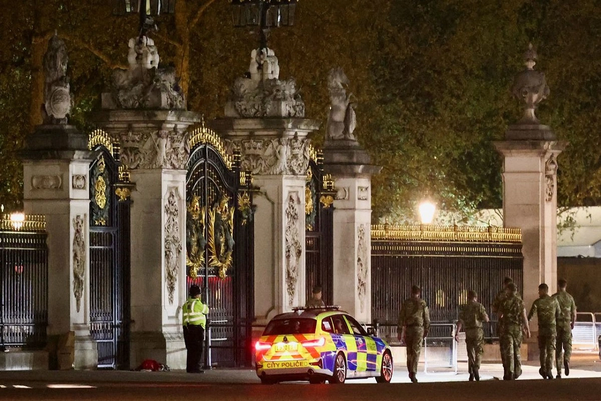Days Before King’s Coronation, Man Arrested For Throwing Shotgun Cartridges Outside Buckingham Palace