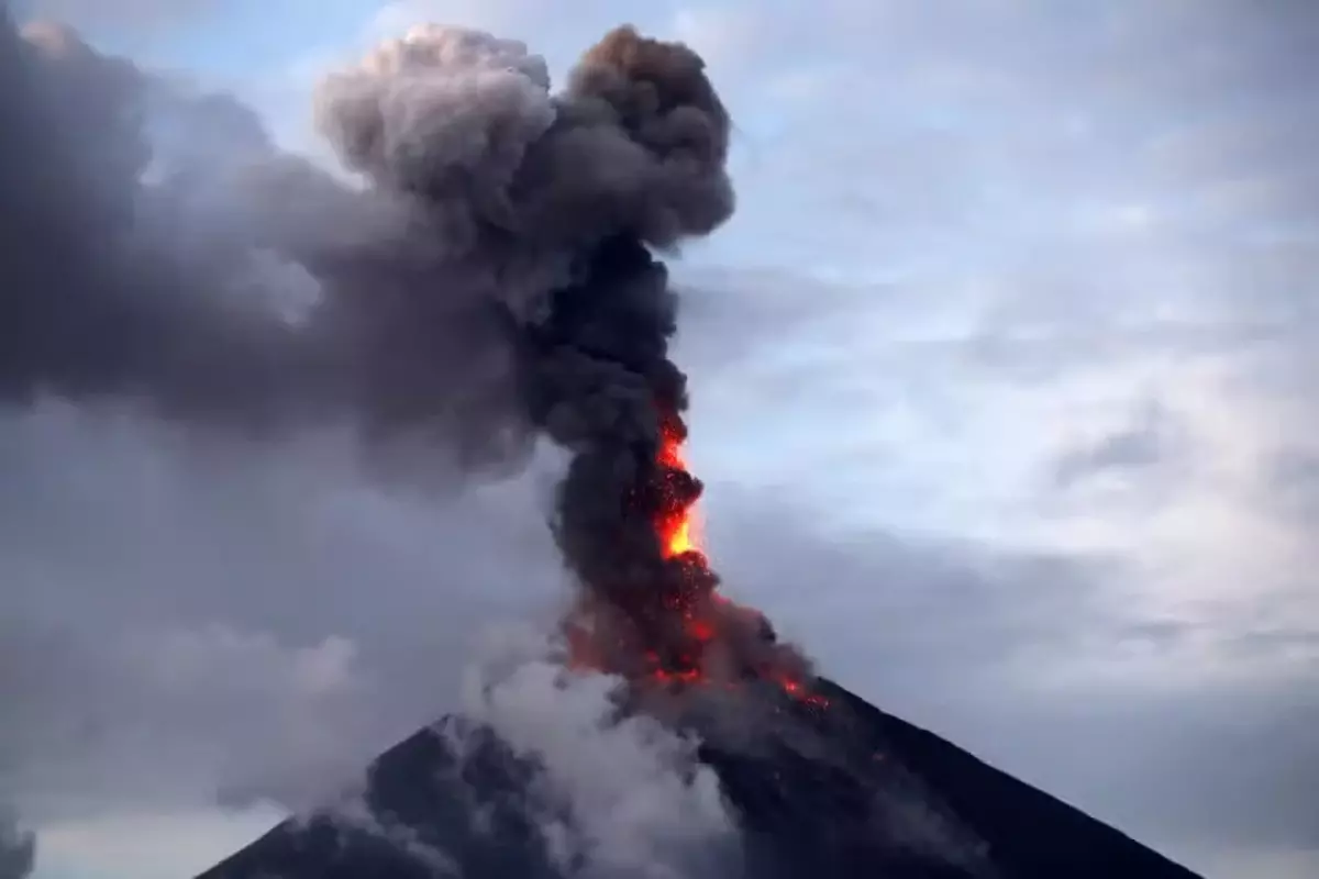 As Mount Mayon Spews Ash, Philippines Issues A Warning