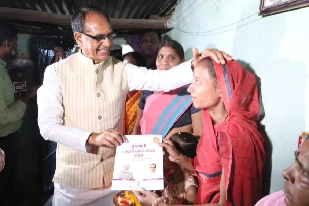 Chief Minister Shivraj Singh Chouhan Reached Durganaga And Handed Over The Acceptance Letters Of ‘Mukhyamantri Ladli Bahna Yojana’ To Sisters
