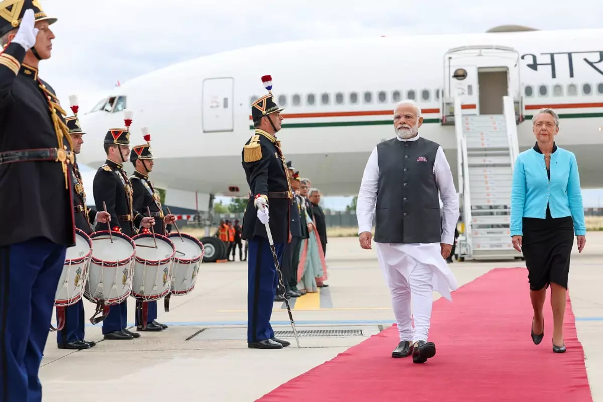 PM Narendra Modi receives a ceremonial welcome upon his arrival in Paris