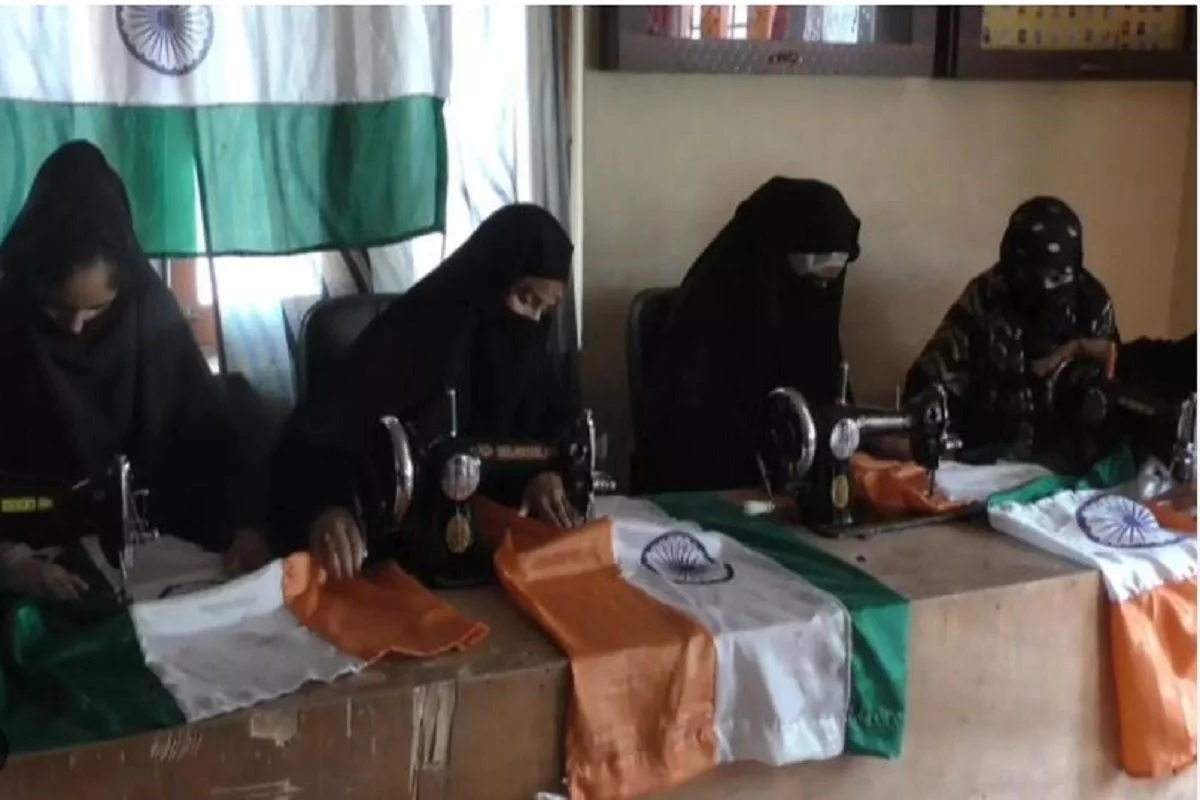 J&K: Girls and women in Baramulla make National flags ahead of Independence day celebrations